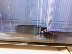 画面の割れたテレビ